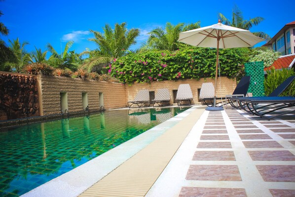 2 piscinas al aire libre, sombrillas, sillones reclinables de piscina