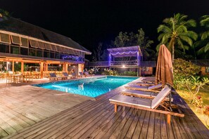 Outdoor pool, pool umbrellas, pool loungers - Jungle Koh Kood Resort (Ko Kood)