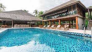 Kolam renang terbuka, payung kolam, kerusi lepak pantai 