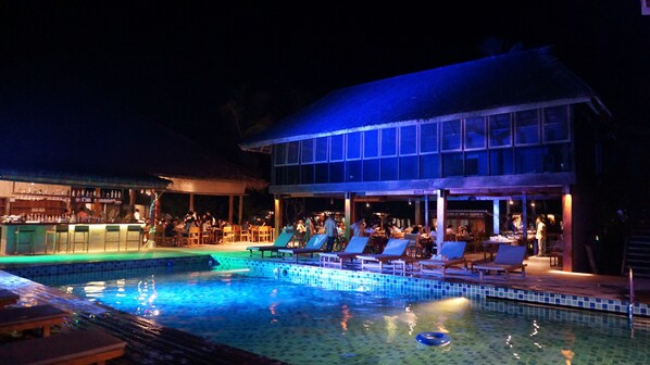 Kolam renang terbuka, payung kolam, kerusi lepak pantai 