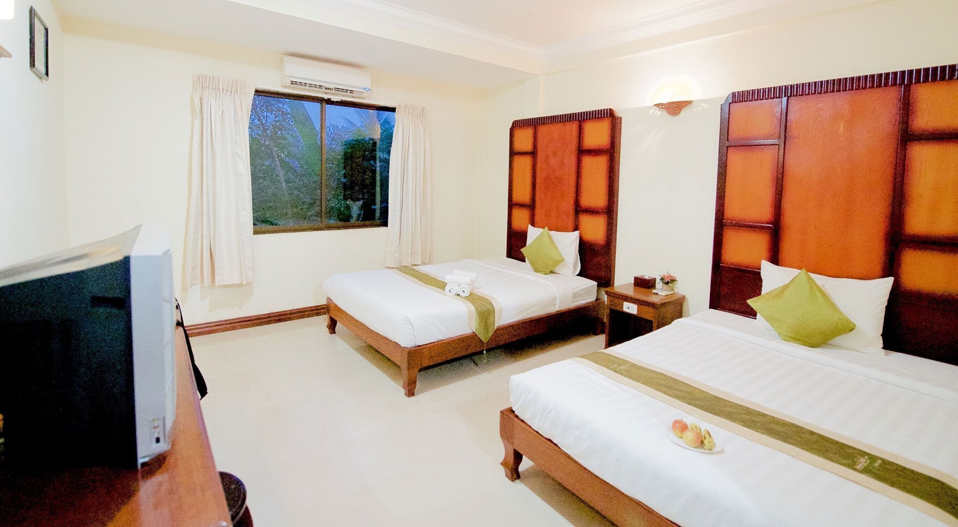 Minibar, meja kerja, Wi-Fi gratis, dan seprai linen