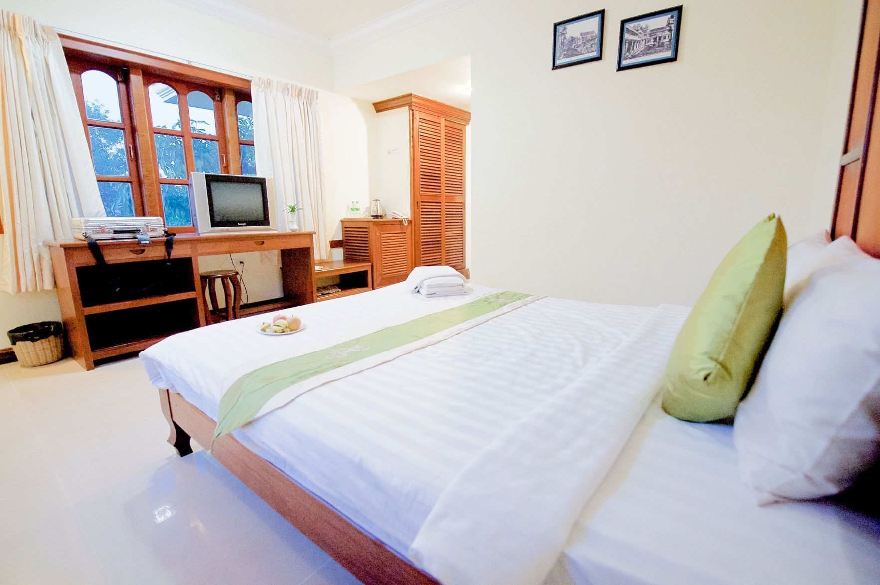 Minibar, meja kerja, Wi-Fi gratis, dan seprai linen