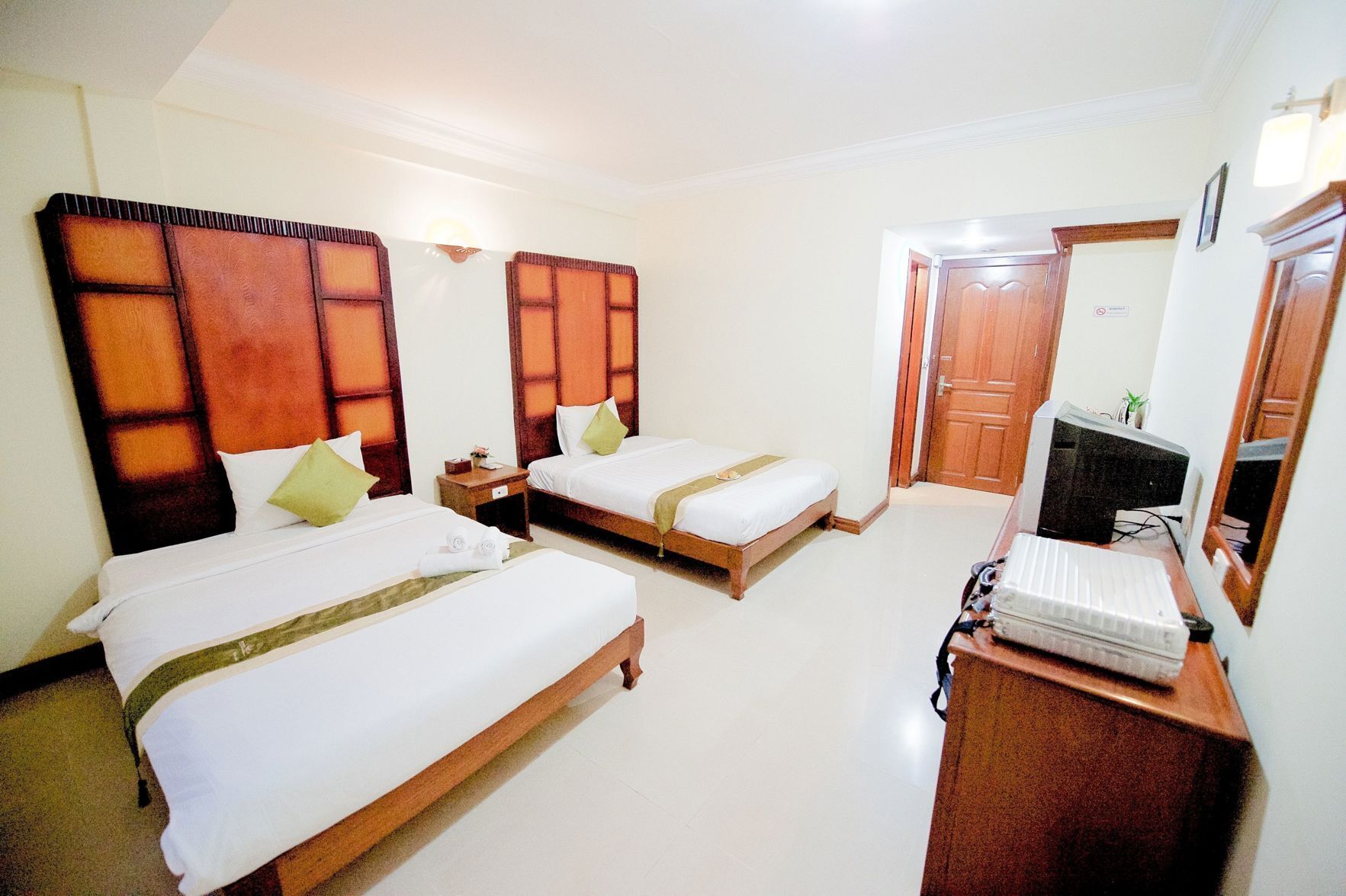 Minibar, meja kerja, Wi-Fi gratis, dan seprai linen