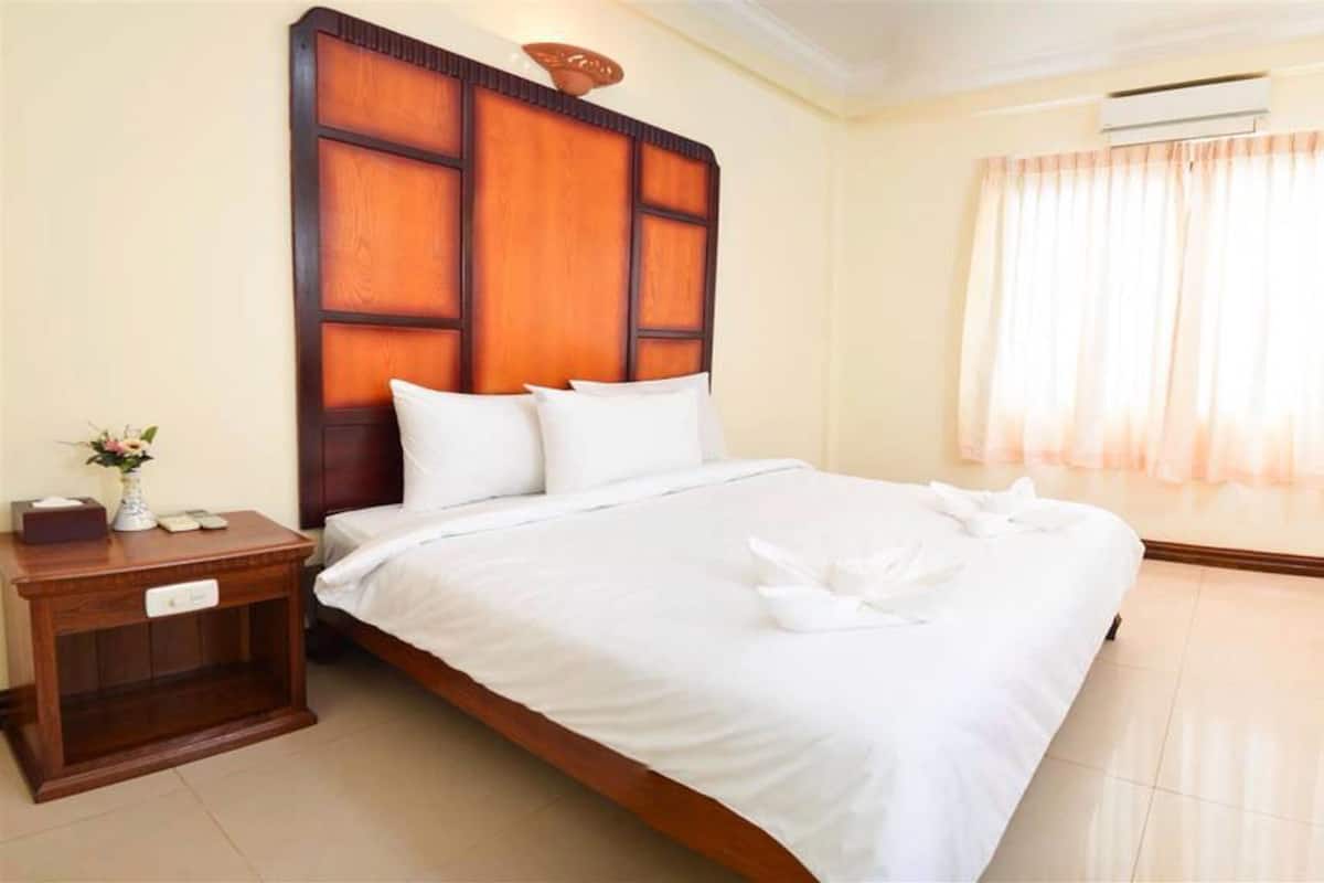 Minibar, desk, free WiFi, bed sheets
