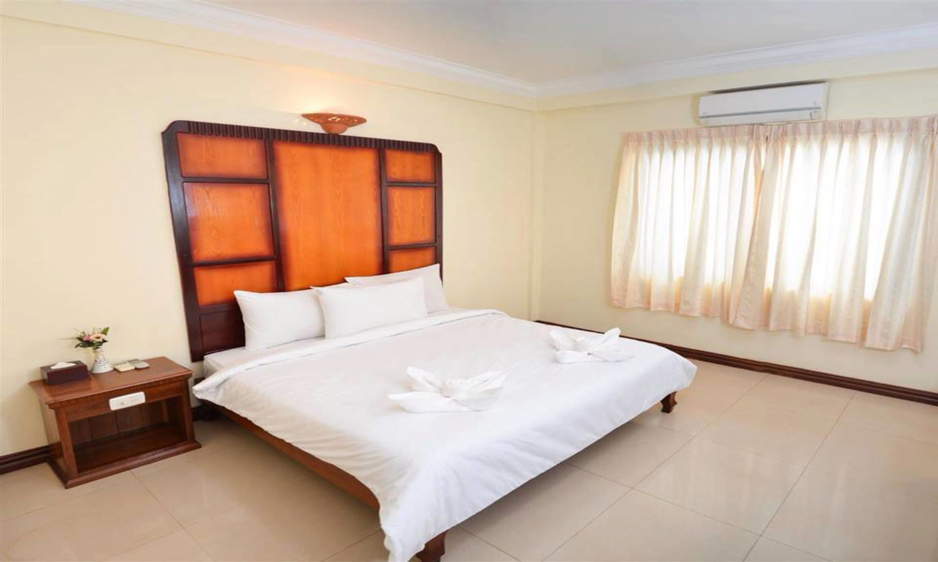 minibar, desk, free wifi, bed sheets