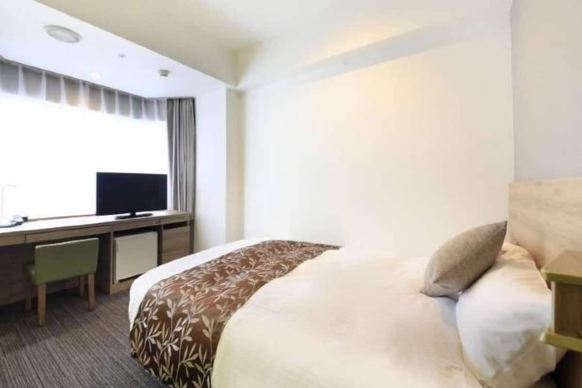 Escritorio, cortinas blackout y tabla de planchar con plancha