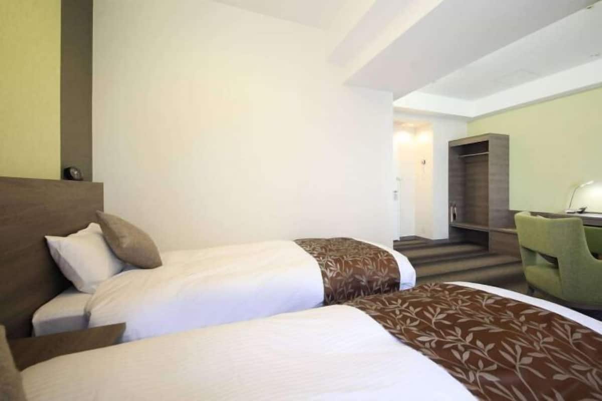 Escritorio, cortinas blackout y tabla de planchar con plancha