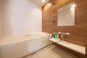 Duschwanne, kostenlose Toilettenartikel, Haartrockner, Hausschuhe