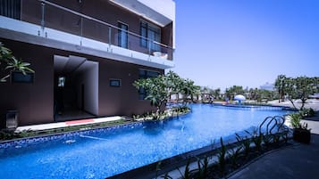 Hồ bơi ngoài trời