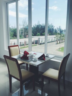 3 restaurants, breakfast, lunch, dinner served; international cuisine 