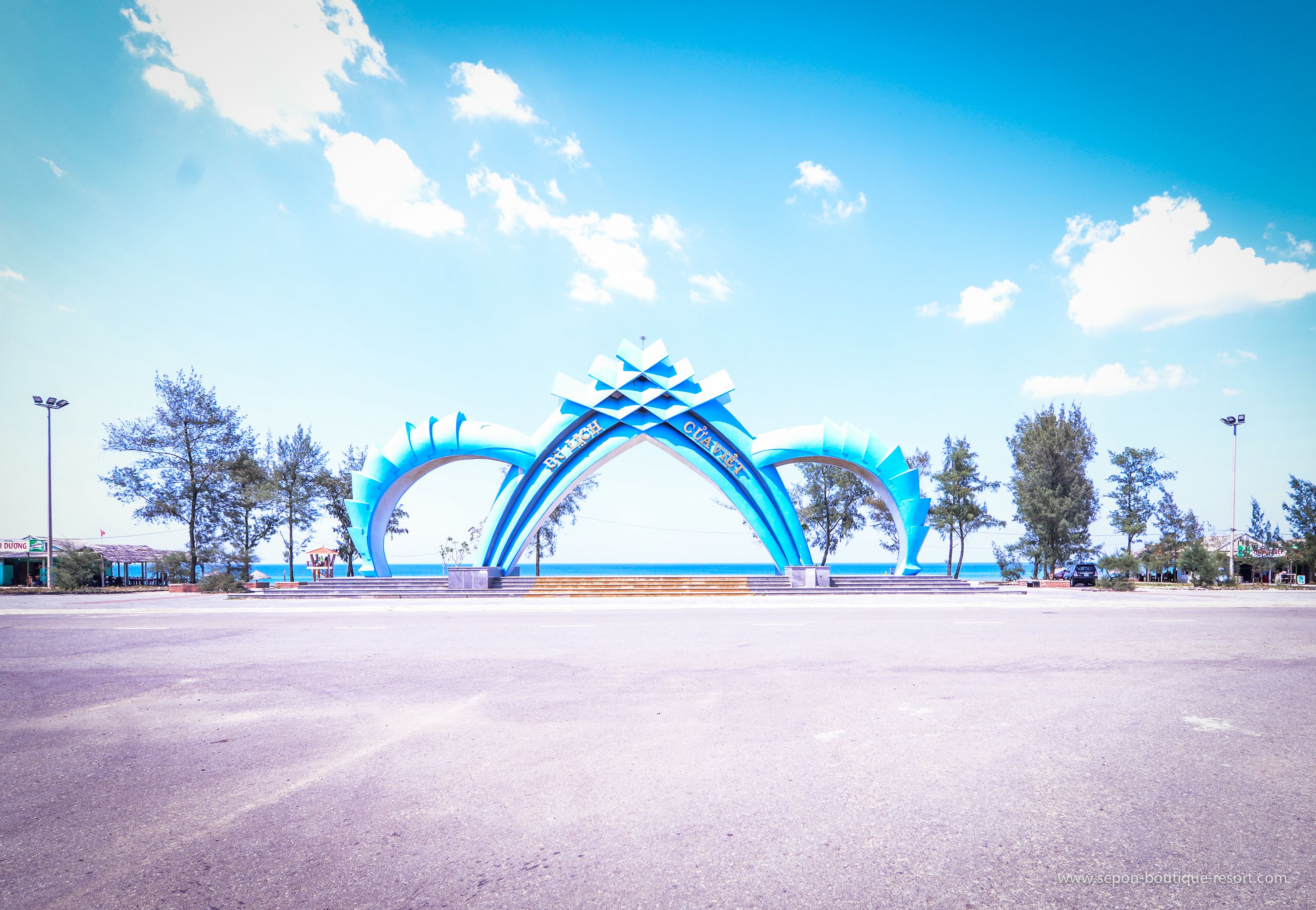 Un amplio arco azul con las palabras "BRIGHTON" y "CITY", que da paso a una zona de playa.