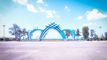 Un amplio arco azul con las palabras "BRIGHTON" y "CITY", que da paso a una zona de playa.