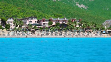 Playa privada, camastros, sombrillas y bar en la playa