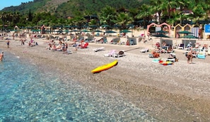 Privatstrand, Liegestühle, Sonnenschirme, Strandbar