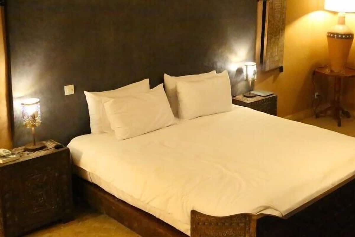 Phòng Suite Cao cấp, quang cảnh hồ bơi | Bộ đồ giường cao cấp, minibar, két bảo mật tại phòng 