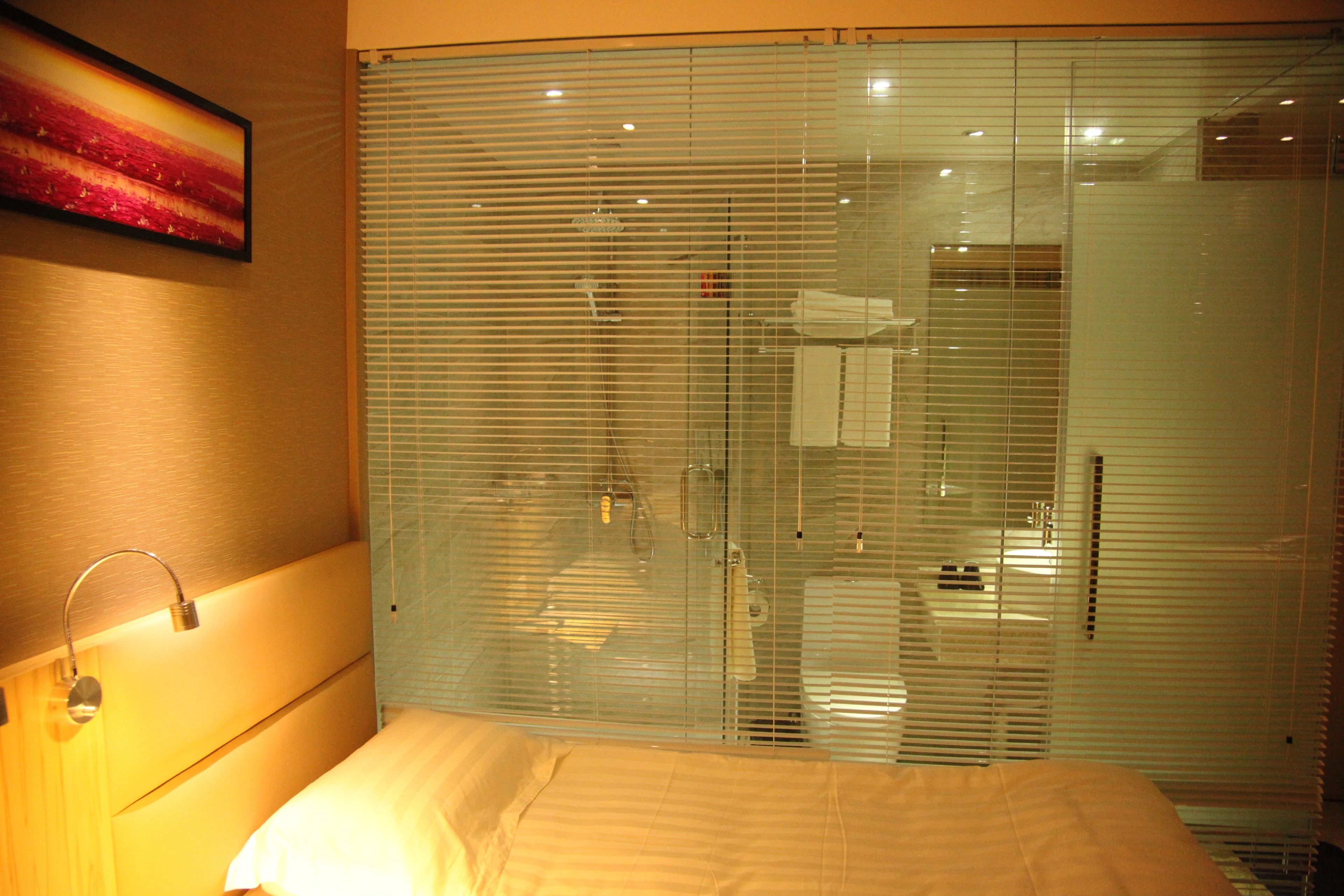 deluxe queen room | 1 bedroom, free minibar, in-room safe, desk