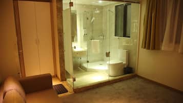 Deluxe-Suite | Wohnbereich | 34-Zoll-Flachbildfernseher mit Kabelempfang, Fernseher