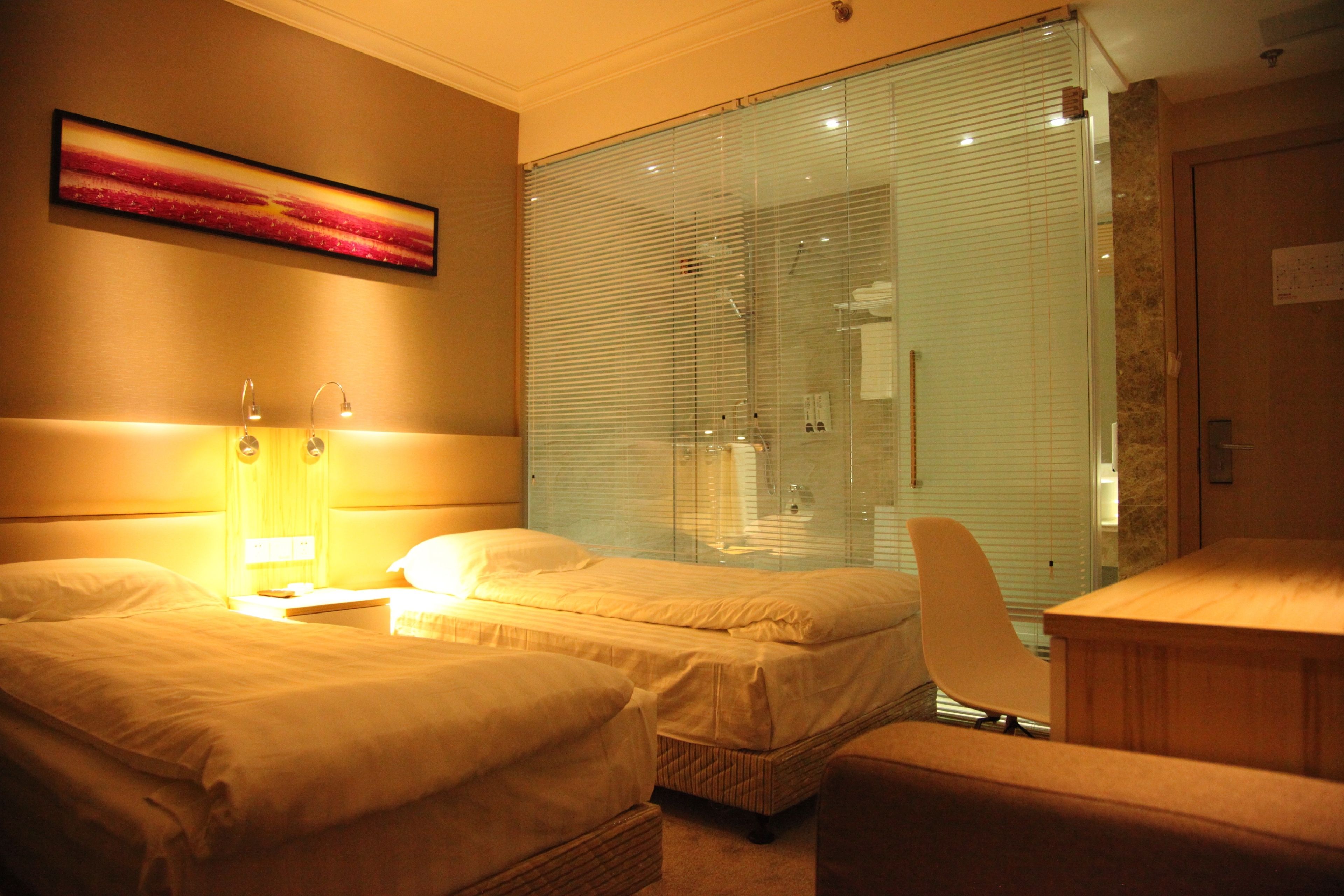 deluxe queen room | 1 bedroom, free minibar, in-room safe, desk
