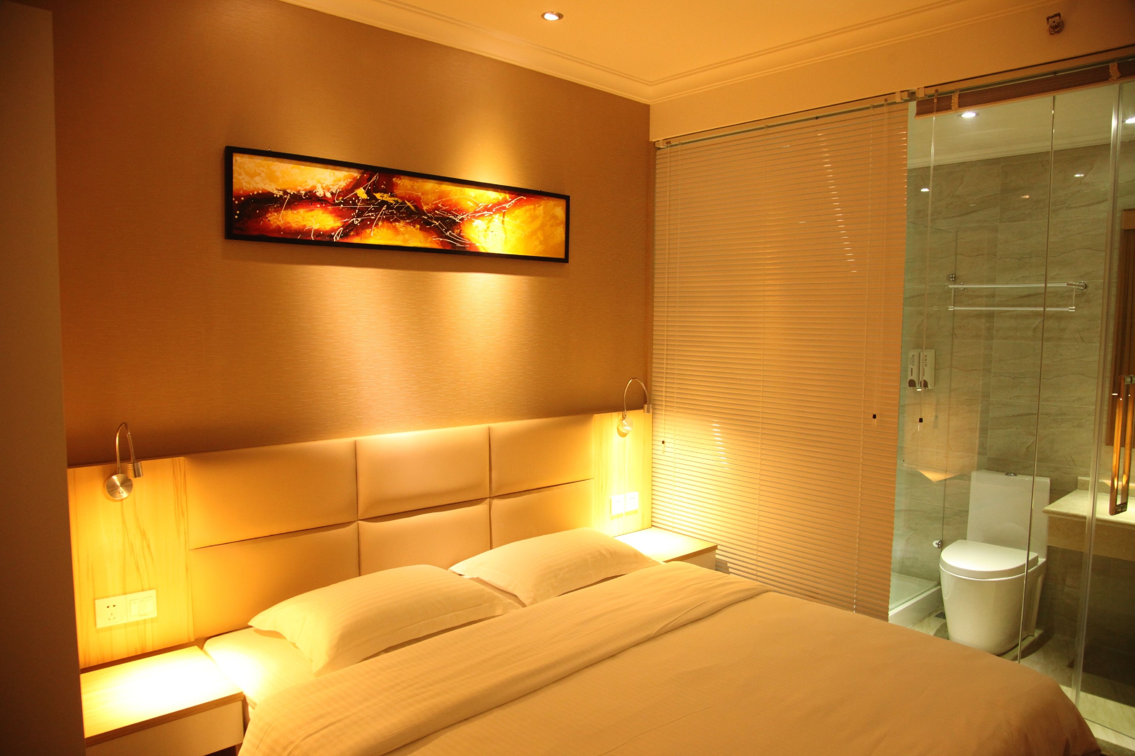 deluxe queen room | 1 bedroom, free minibar, in-room safe, desk