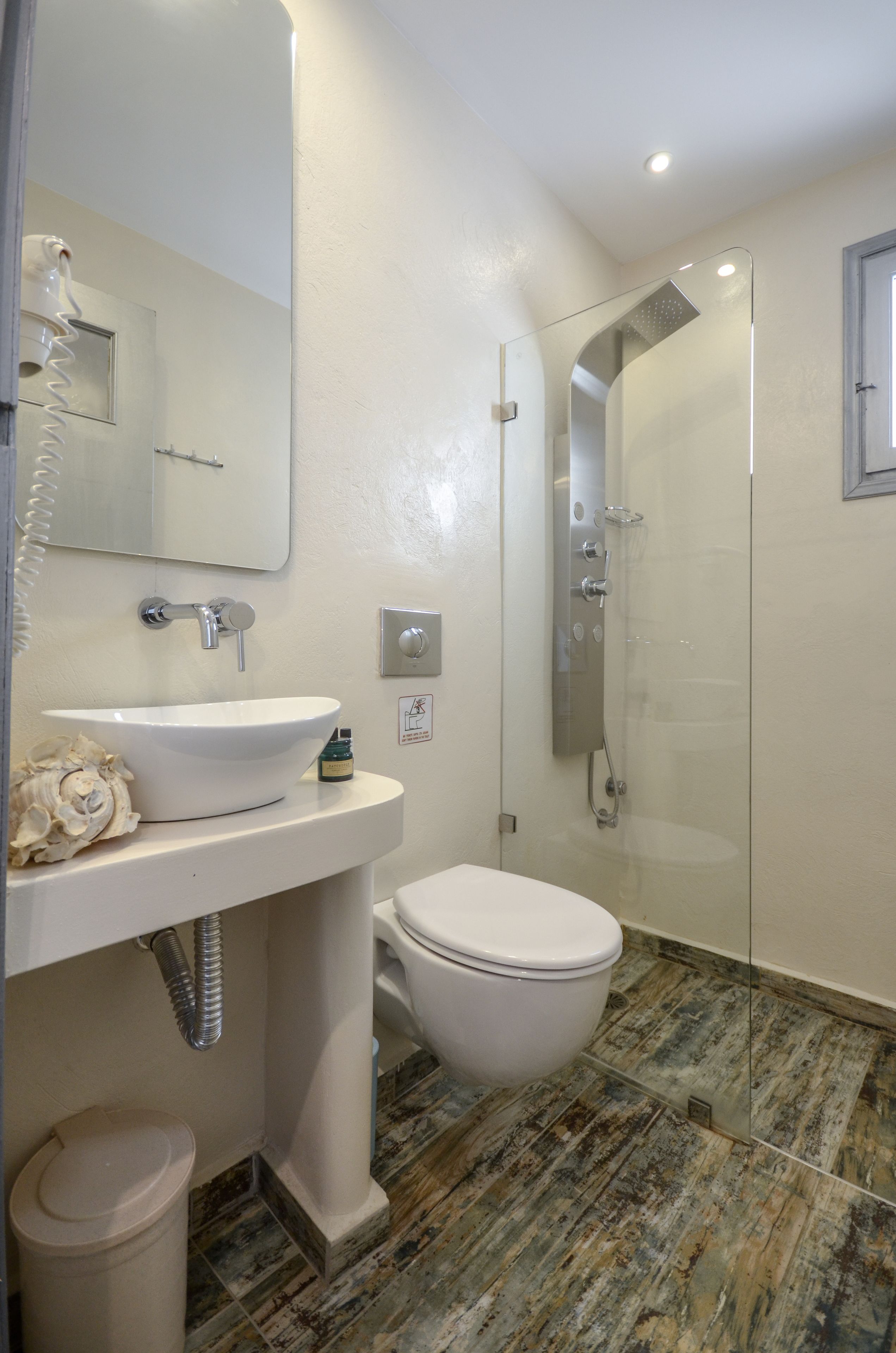 Deluxe Studio | Bathroom | Shower, free toiletries, hair dryer, towels