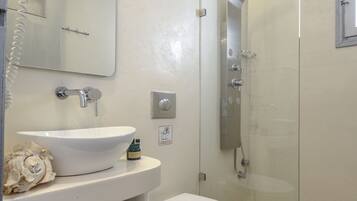 Deluxe Studio | Bathroom