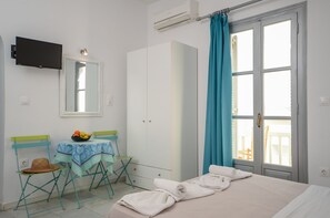 Deluxe Studio | Hypo-allergenic bedding, individually decorated, individually furnished - Depis Suites (Naxos)