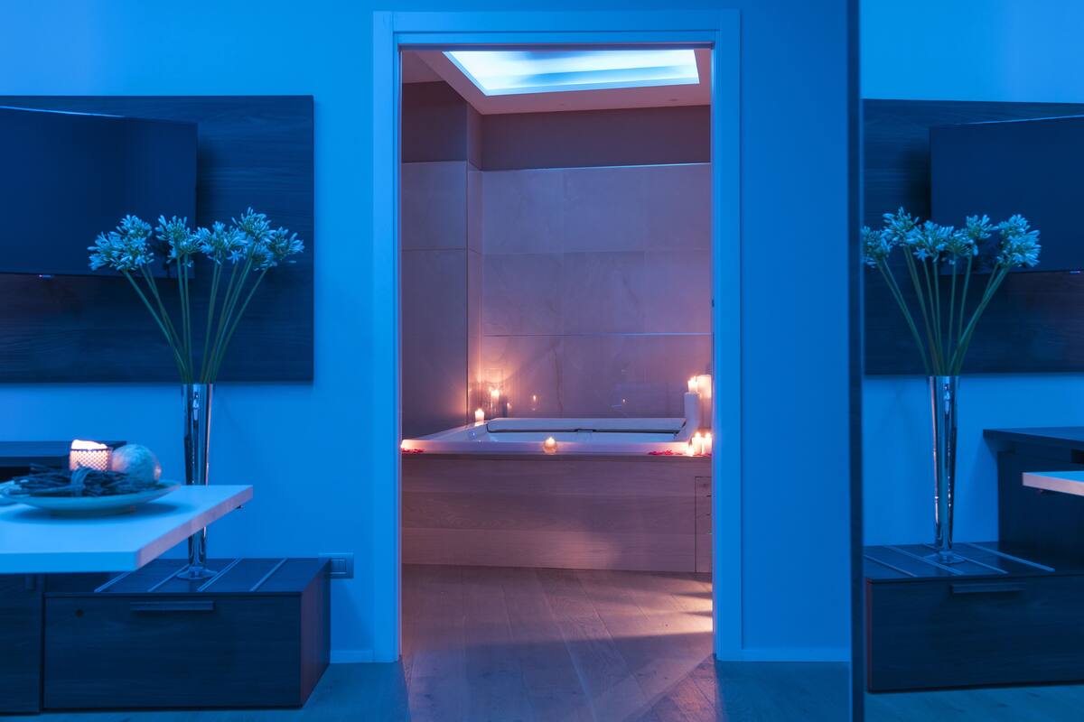 Ein modernes Badezimmer mit Dachfenster, Spiegel und Waschbecken.