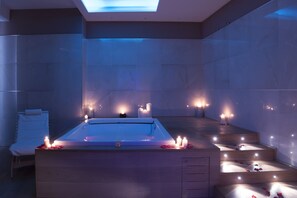 Junior-Suite, 1 Schlafzimmer, Gartenblick | Innen-Whirlpool