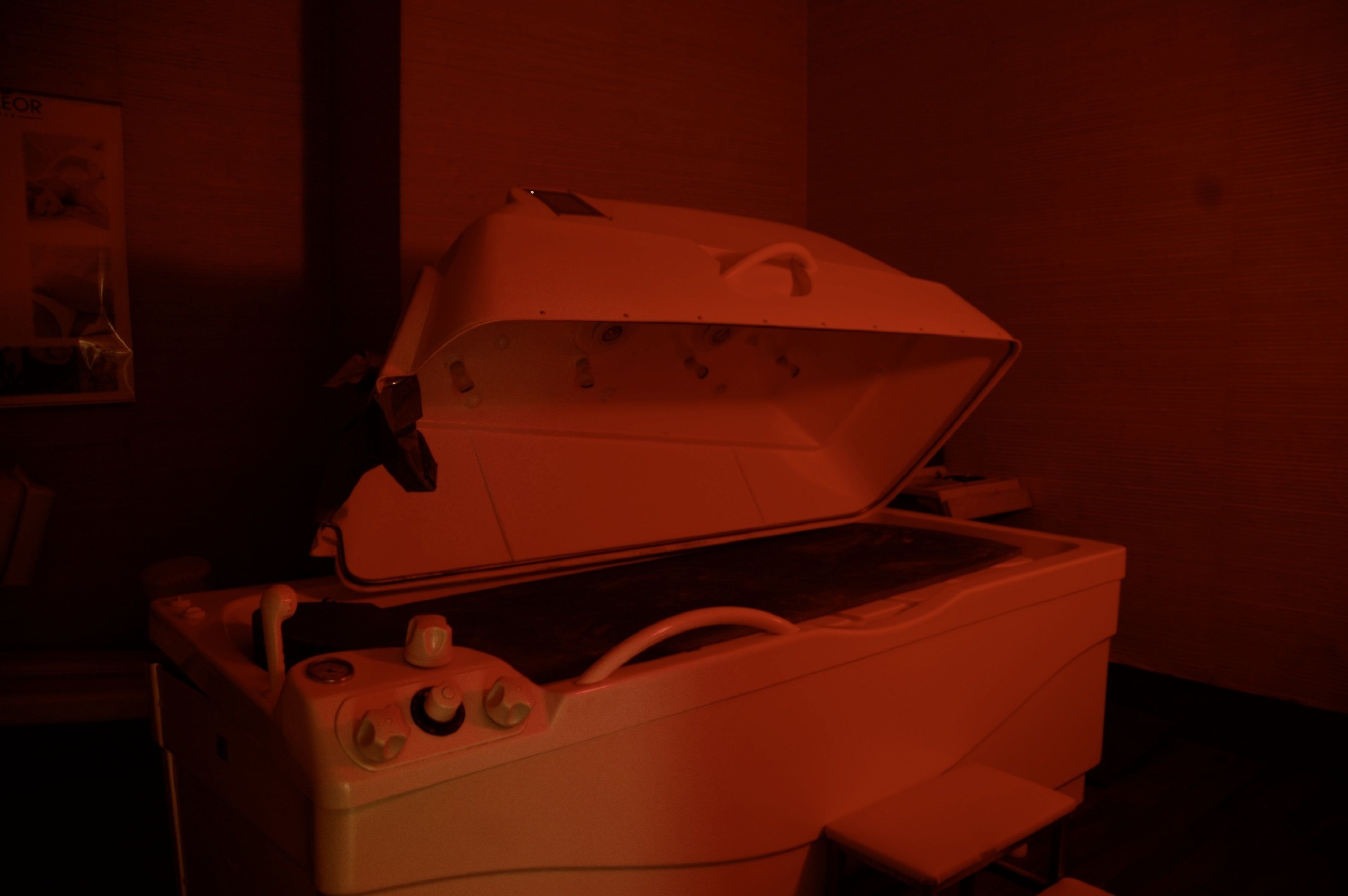 Una sauna con un panel de control y una tapa.