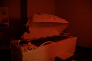 Una sauna con un panel de control y una tapa.