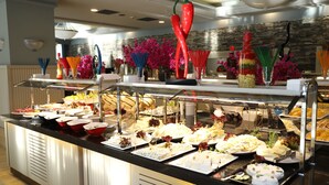 Un bufé con distintos alimentos y detalles decorativos.