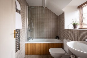 Suíte, 1 quarto | Banheiro | Produtos de toalete grátis, toalhas de banho