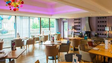 Breakfast, lunch, dinner served; British cuisine