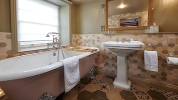 Phòng Suite, 1 phòng ngủ | Phòng tắm | Đồ dùng nhà tắm miễn phí, khăn tắm