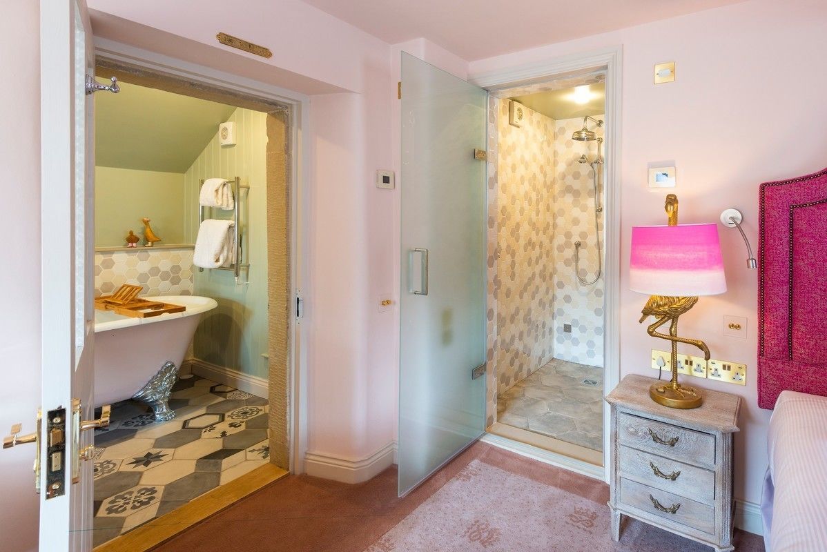 Deluxe Room | Minibar, desk, iron/ironing board, free WiFi