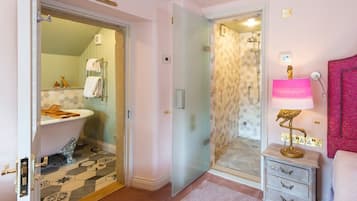 Deluxe Room | Minibar, desk, iron/ironing board, free WiFi