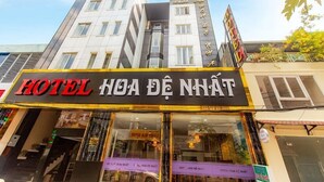 A hotel sign with "HOTEL HOA DE NHAT" written in large letters. - Hoa De Nhat Hotel (Ho Chi Minh City)