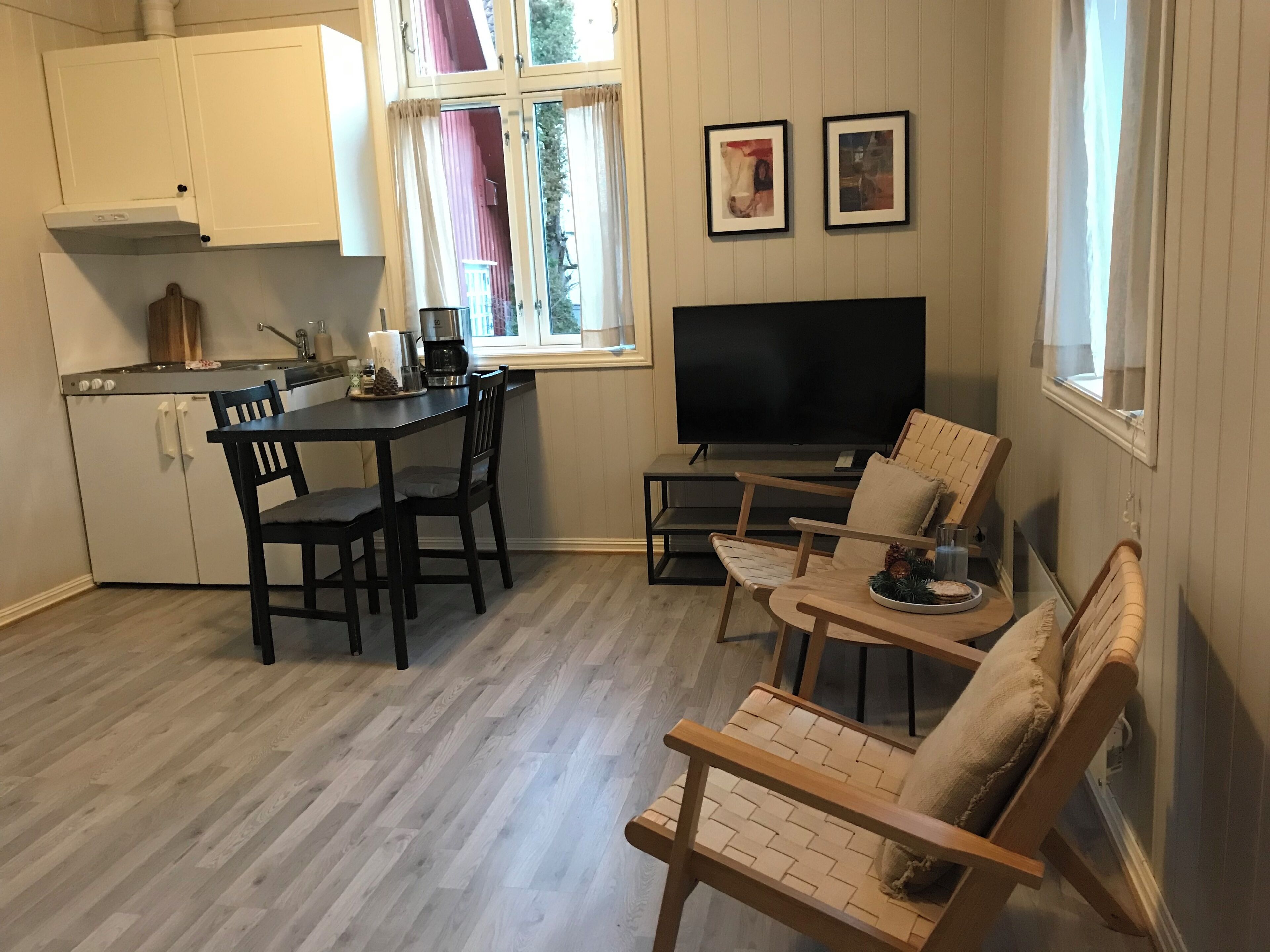 Studio, 1 dobbeltseng | Oppholdsområde | En 43-tommers Flatskjerm-TV med digitale kanaler samt TV