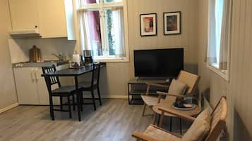 Studio, 1 dobbeltseng | Oppholdsområde | En 43-tommers Flatskjerm-TV med digitale kanaler samt TV