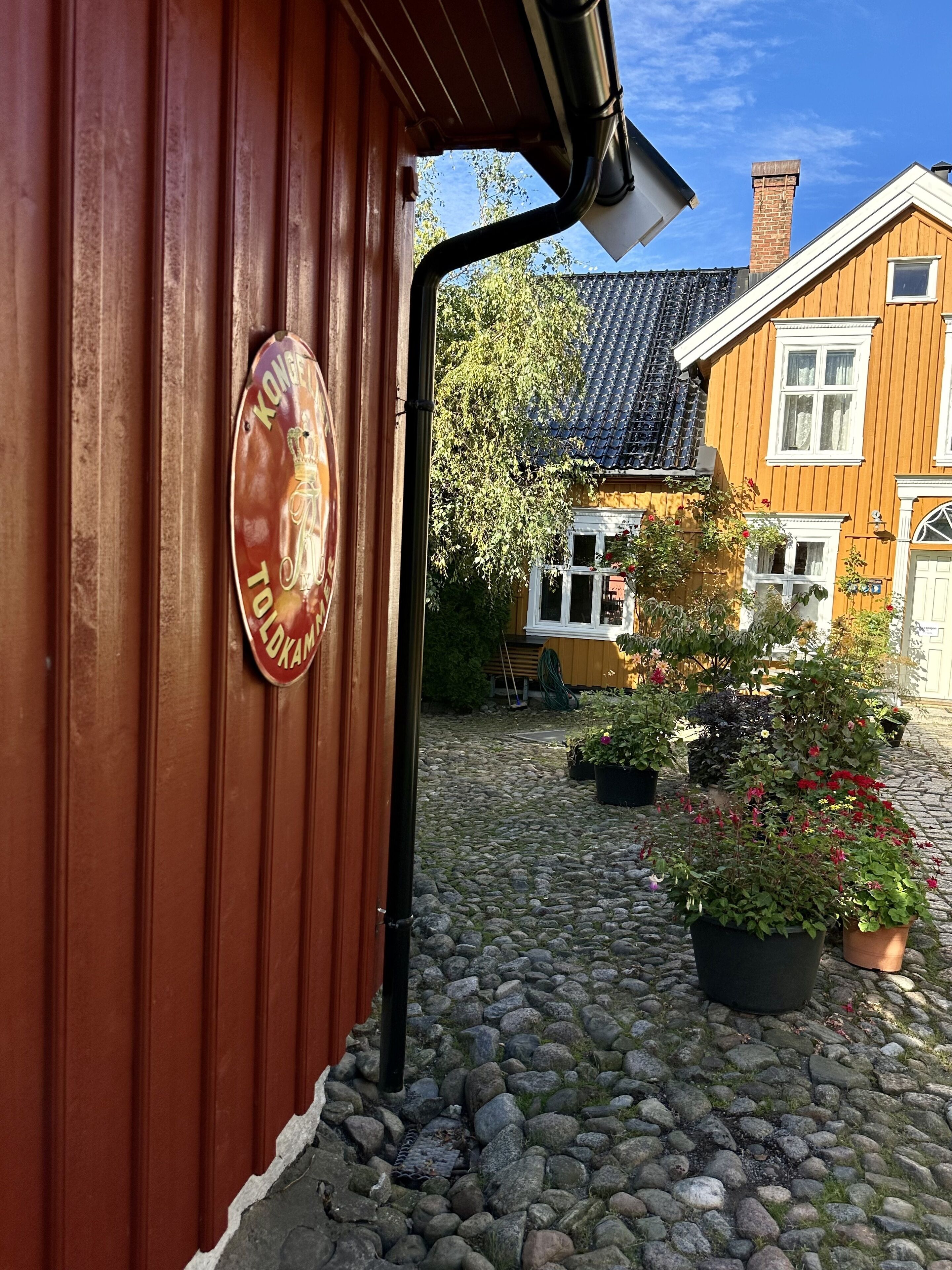 A wooden building with a sign reading "Kongensgade 10".