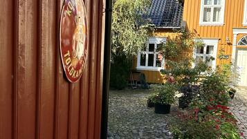 A wooden building with a sign reading "Kongensgade 10".