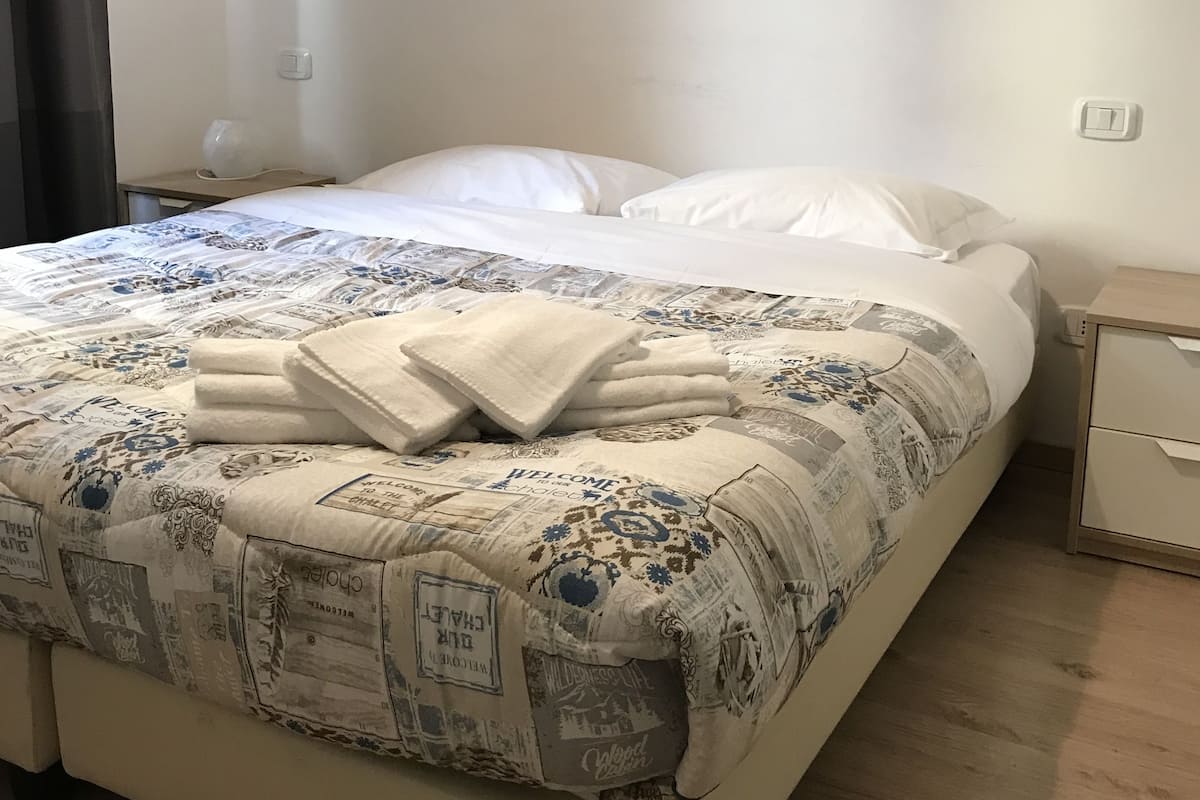 Laptop workspace, free WiFi, bed sheets