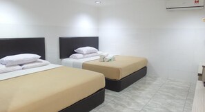 King Room With 2 King Beds | Desk, soundproofing, free WiFi - Comfort Two Hotel (Malacca City)