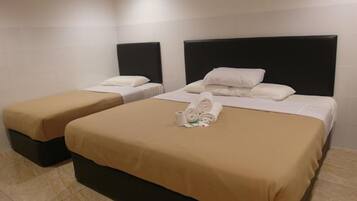 Triple Room | Desk, soundproofing, free WiFi