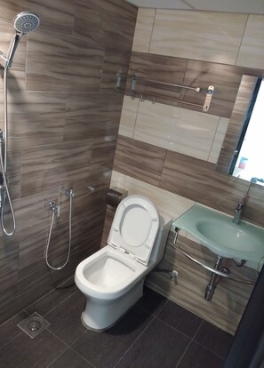 Shower, free toiletries, slippers, bidet - Comfort Two Hotel (Malacca City)