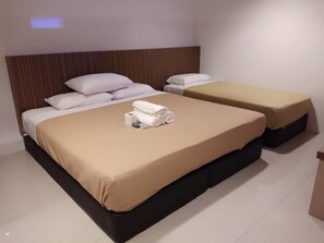 Dreibettzimmer | Schreibtisch, schallisolierte Zimmer, kostenloses WLAN