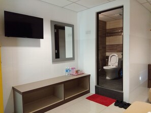 Desk, soundproofing, free WiFi - Comfort Two Hotel (Malacca City)