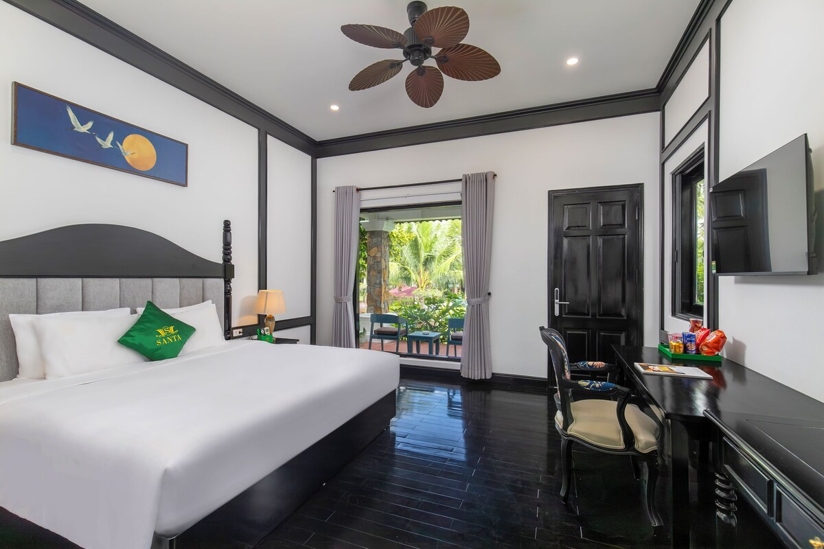 Premium Room, Pool View | Minibar, desk, WiFi (free), bed sheets