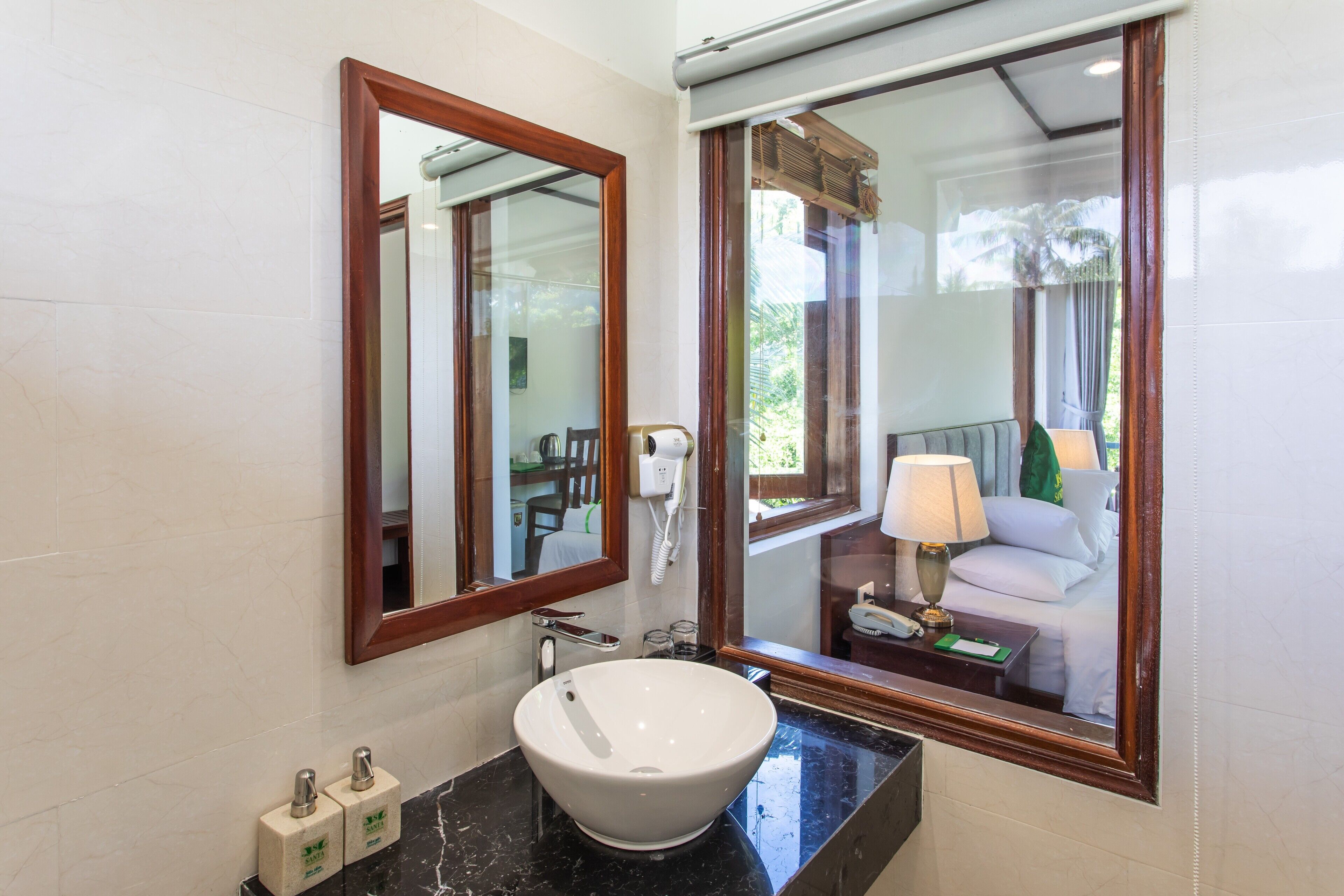 superior double room | bathroom | combined shower/bathtub, hydromassage showerhead, free toiletries