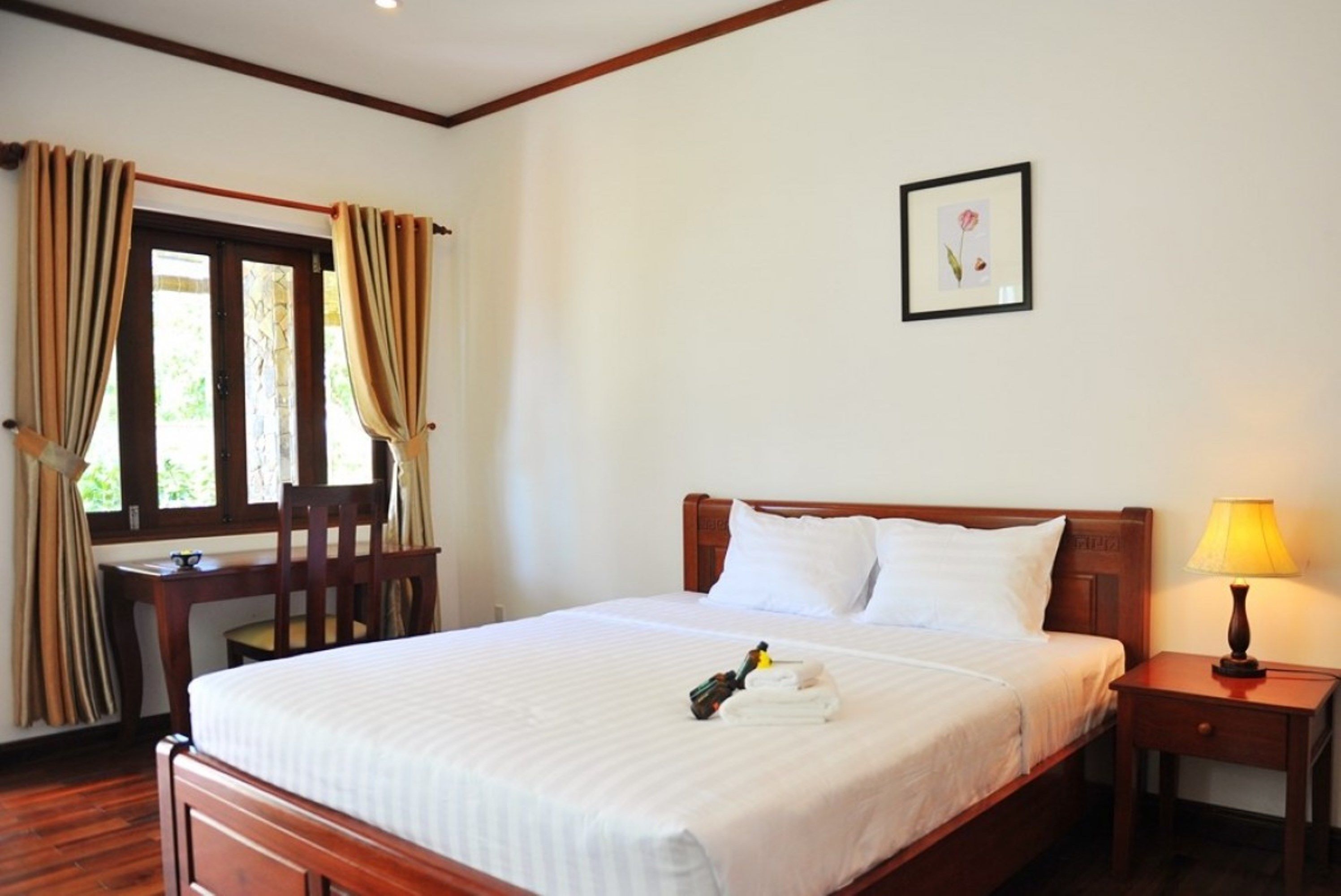 Minibar, desk, free WiFi, bed sheets